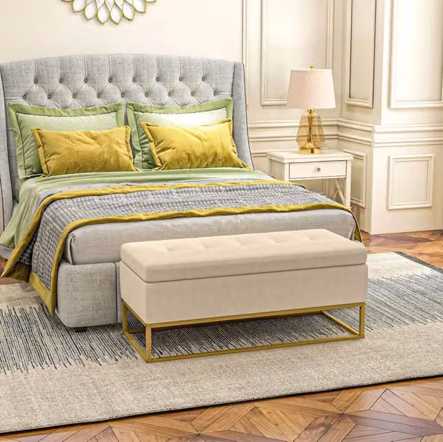 Panca contenitore imbottita MODFU in poliestere beige con dettagli in acciaio dorato L: 110 cm, P: 44 cm, H: 49 cm