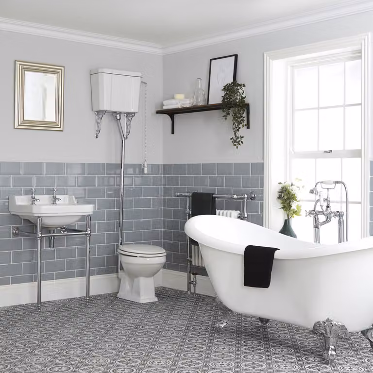 Set Bagno Con Vasca Freestanding, Sanitario Cassetta Alta E Lavabo Consolle - Richmond
