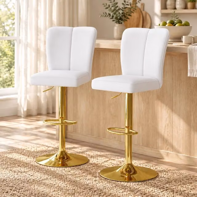 Set di 2 sgabelli da bar Mivray in similpelle bianca e metallo dorato, girevoli a 360 gradi e regolabili in altezza tra 95,5 e 117,5 cm