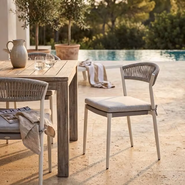 Sedia da giardino impilabile COSMA con cuscini in tessuto outdoor e struttura in alluminio verniciato antracite o bianco