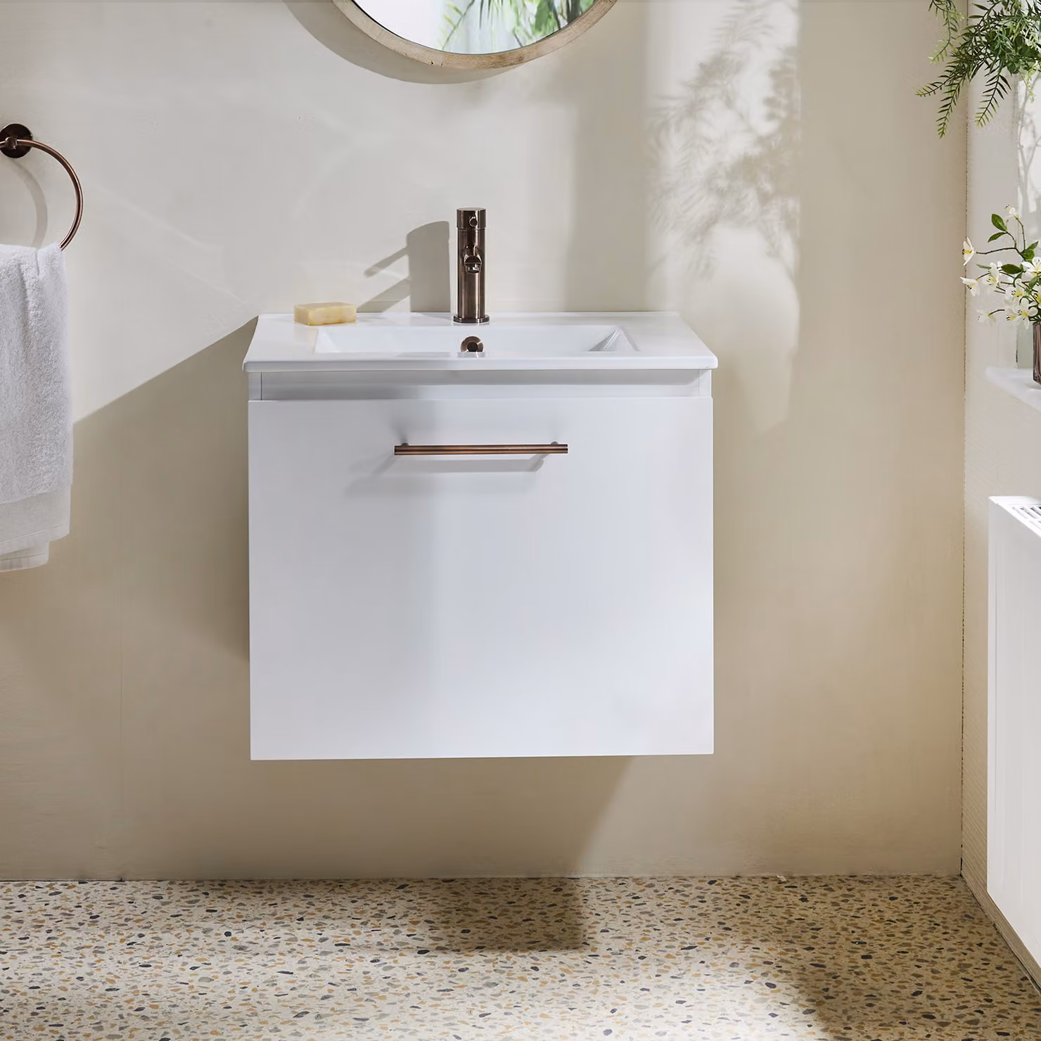 Mobile Bagno Bianco Sospeso da 600mm con Lavabo e Maniglia con Barra a T in Bronzo Spazzolato - Cluo
