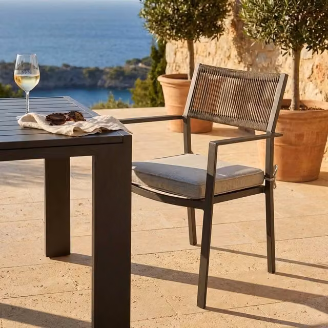 Poltrona impilabile Maracay con cuscini COSMA in metallo per giardino, disponibile in bianco, antracite o grigio opaco, L: 62,5 cm, P: 55,5 cm, H: 83,5 cm