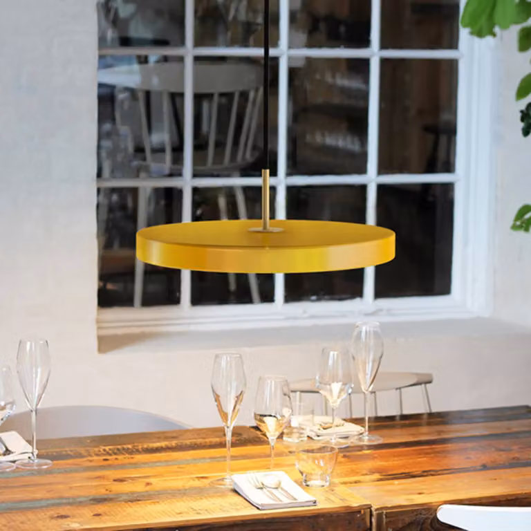 UMAGE Lampada LED a sospensione Asteria Mini giallo safranato/ottone Ø 31 cm Mini, dimmerabile, Giallo / Arancione, Soggiorno / Sala da pranzo, Alluminio, Design