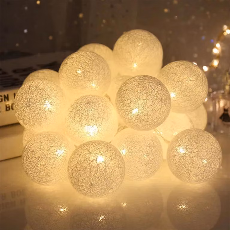Catena luminosa a LED con palline di cotone, lunghezza 1,5 metri, 10 LED, 2 modalità