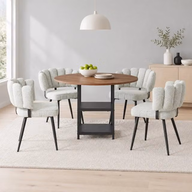 Set da pranzo con tavolo rotondo 107 cm in finitura noce e 4 sedie in tessuto bouclé crema