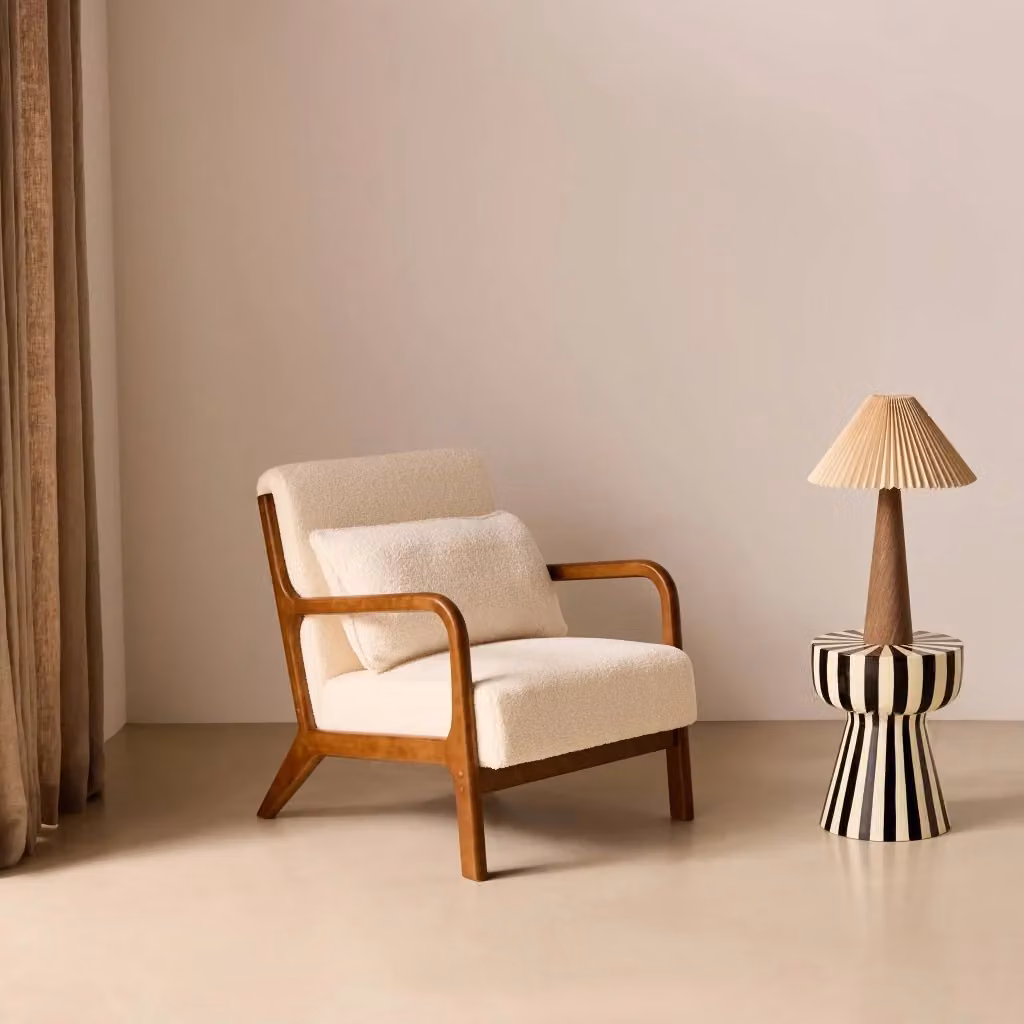 Poltrona lounge scandinava Sweeek in tessuto bouclé beige con struttura in legno e braccioli – 2