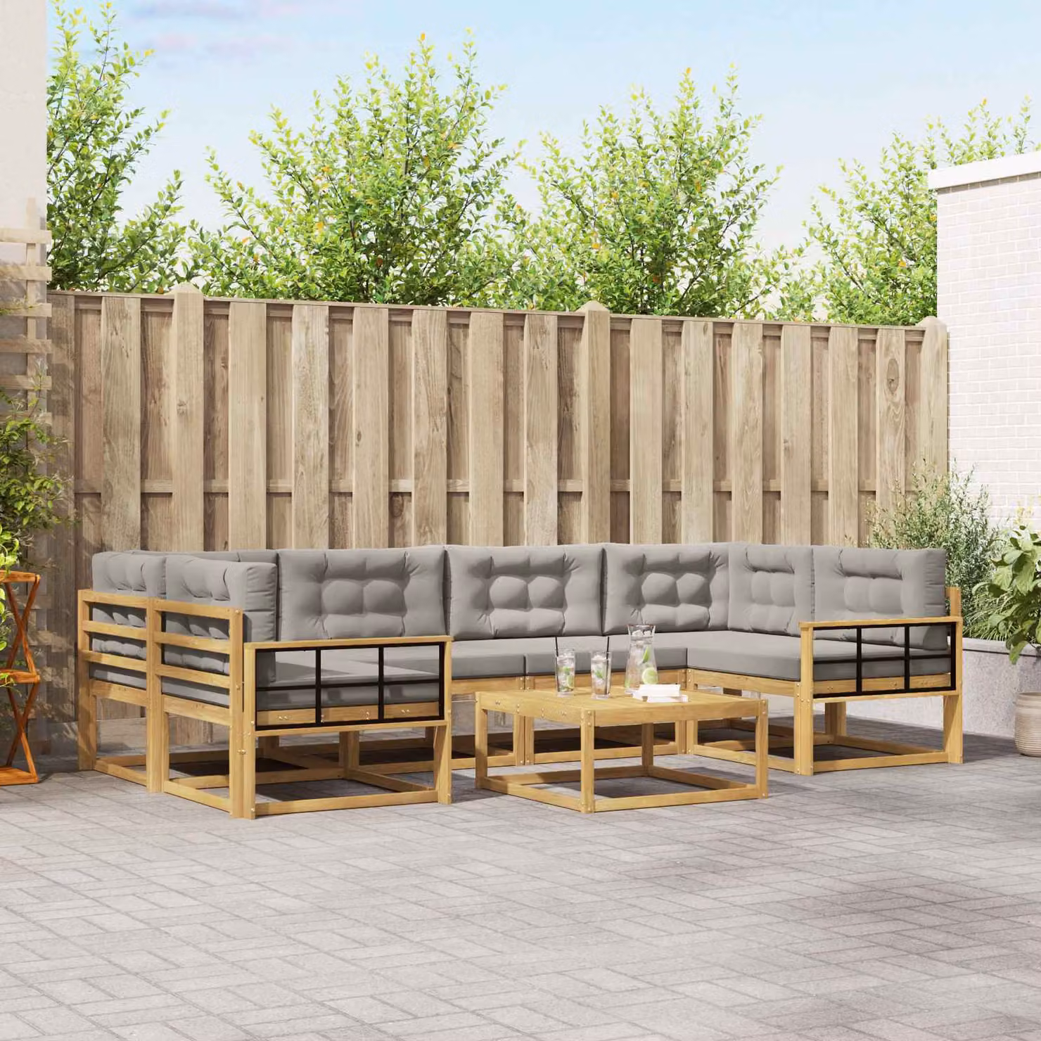 Set di divani da esterno vidaXL a forma di L con tavolo da caffè, in legno di acacia trattato, colore bianco e grigio con cuscini inclusi