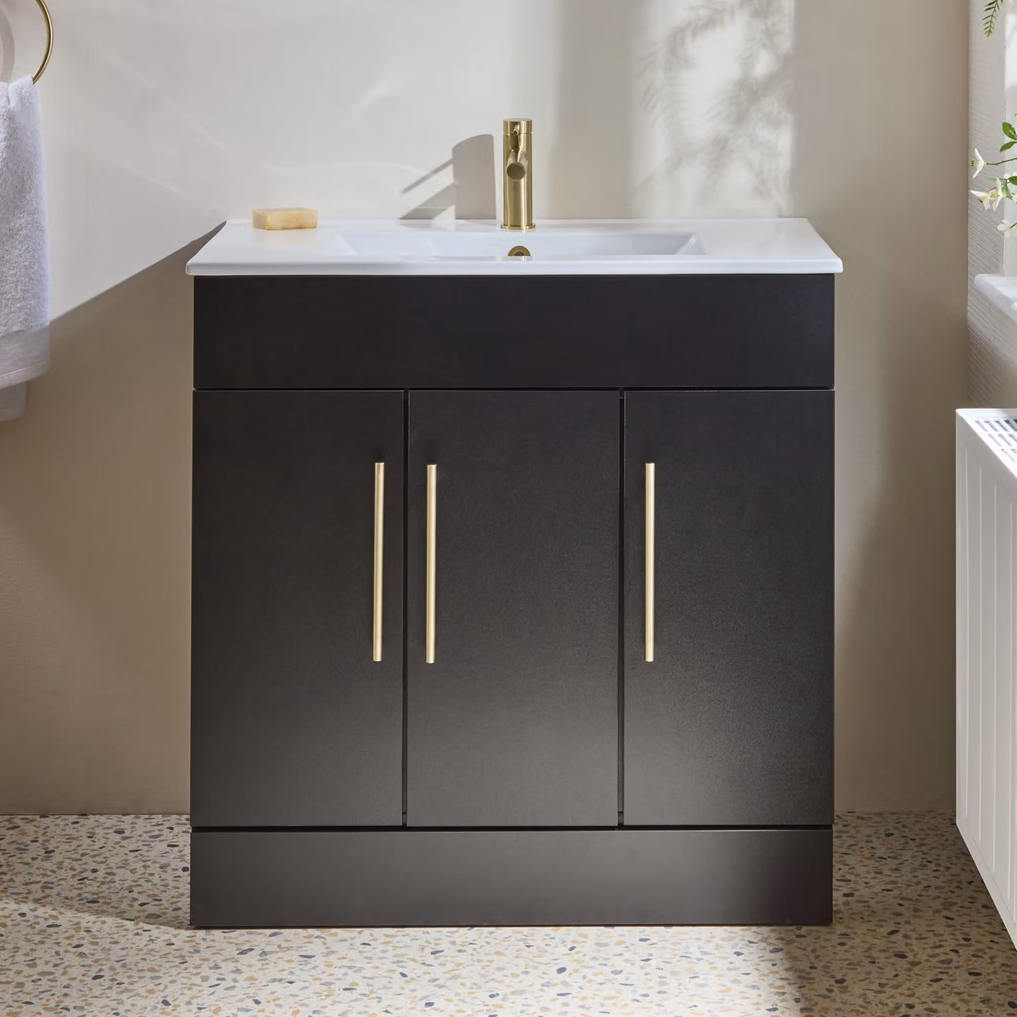 Mobile Bagno a Terra Grigio Nero da 810mm con Lavabo e Maniglie con Barra a T in Oro Satinato - Cluo