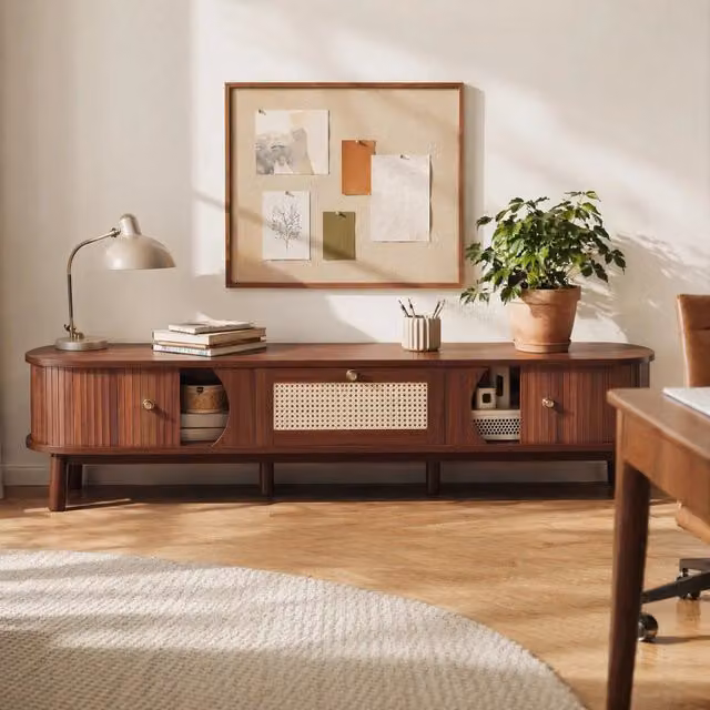 Mobile TV Mivray in stile mid-century con anta scorrevole e cassetti in rattan, struttura in legno e pannello truciolare nei colori beige e marrone