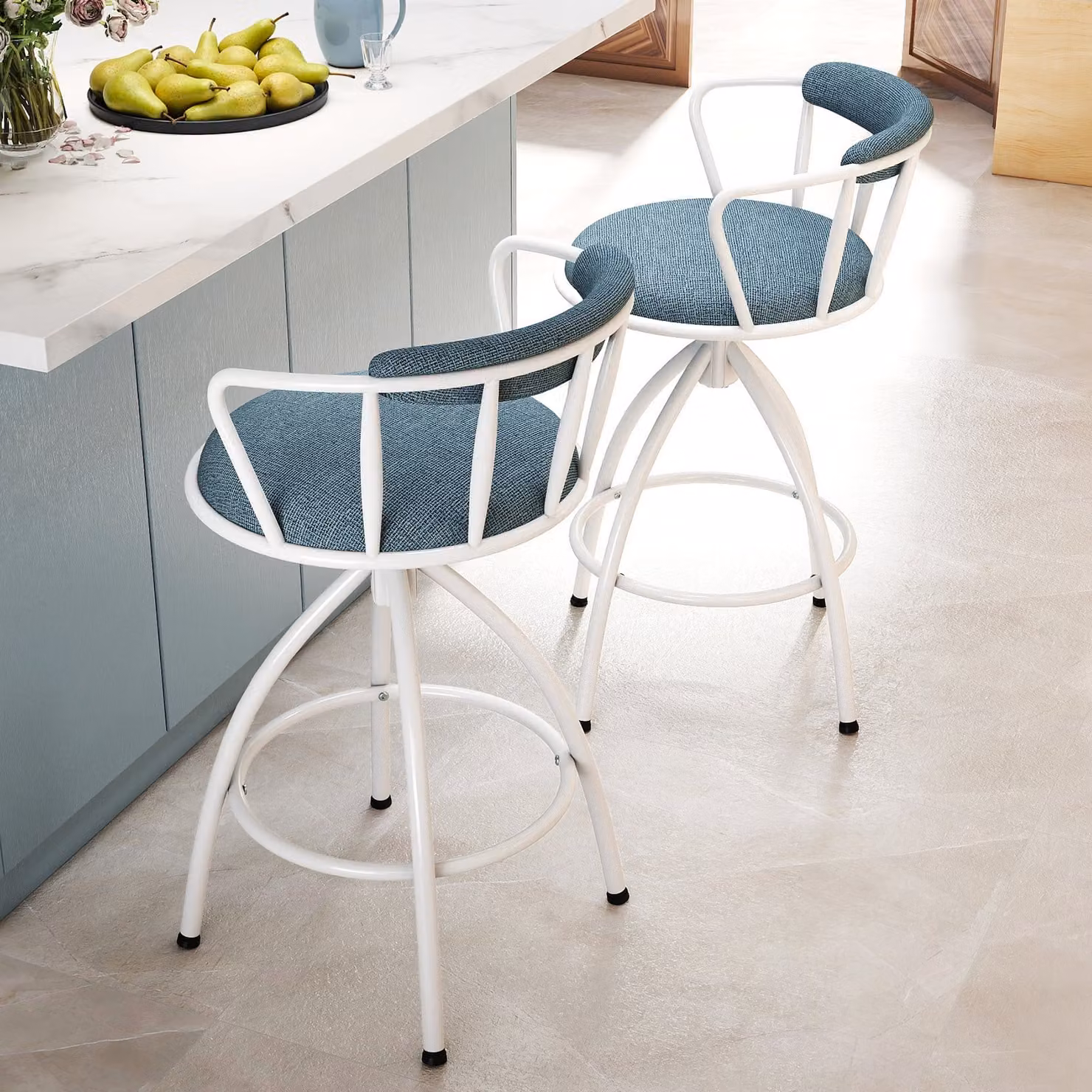 Set da 2 sgabelli da bar Costway moderni in metallo e tessuto blu con schienale e poggiapiedi per cucina e sala da pranzo
