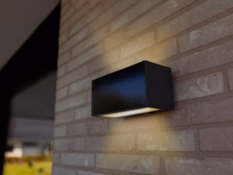 Lampada da parete esterna ibrida solare o rete LED integrato 9W INKA Lutec