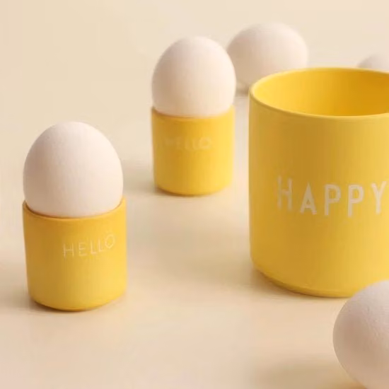 Set di 2 ciotoline per uova dure e bollite in ceramica bone china e silicone, bianco e giallo, design letters
