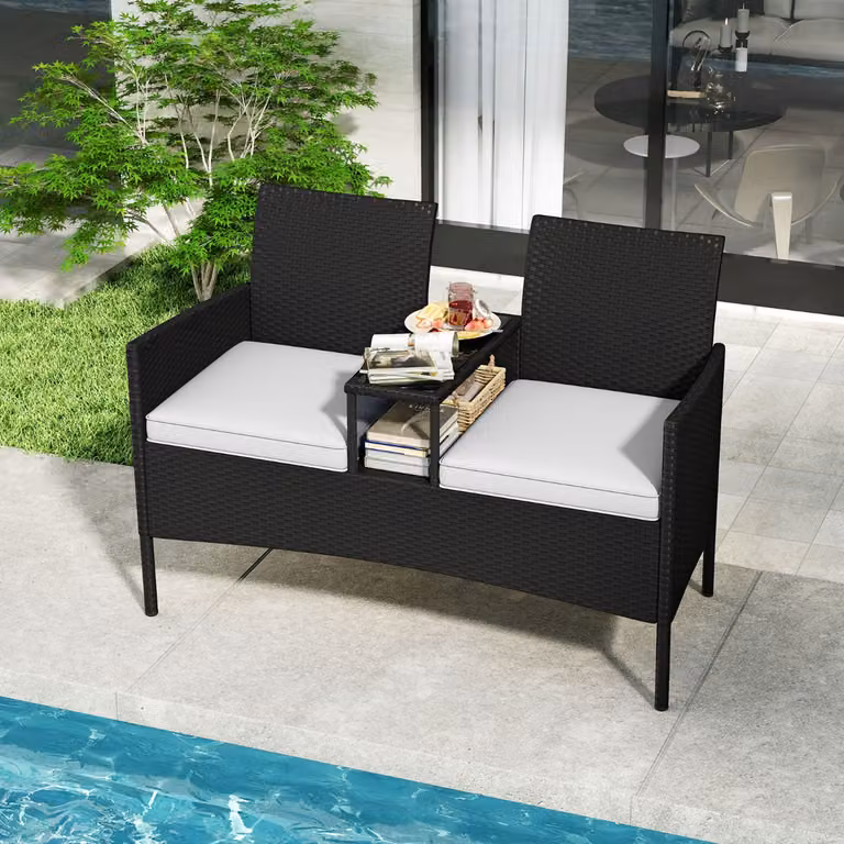 Divano da esterno Costway in rattan bianco con tavolino integrato in vetro temperato e cuscini per 2 persone