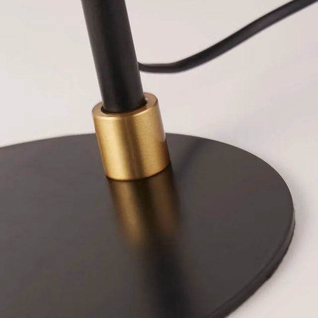Lampada da tavolo Searchlight Knox in metallo nero e oro con attacco E14