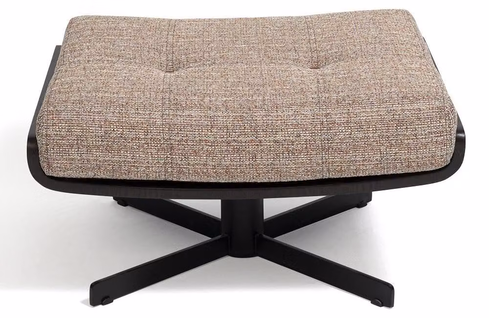 Pouf dal design moderno, color marrone, rivestito in tessuto, con base in metallo a forma di croce. Comodo ed elegante