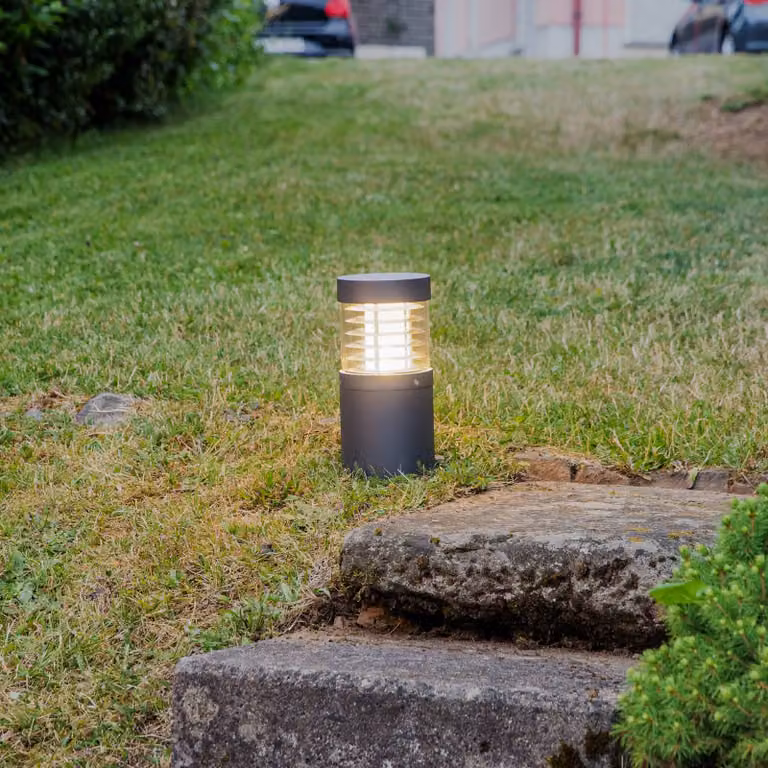 Lucande Lampioncino LED Lucius, 27 cm, antracite, IP54 Lucius, Nero, Alluminio, Moderno, Lampada LED da esterni