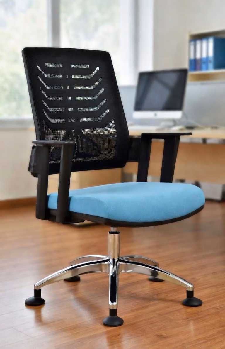 Sedia da ufficio regolabile in altezza, con schienale ergonomico e design robusto