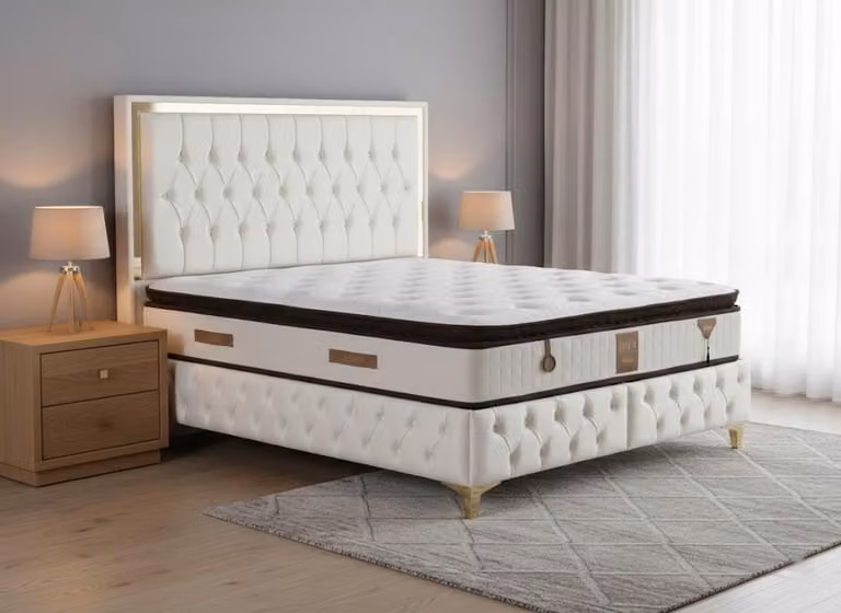 Letto moderno con rivestimento in ecopelle e materasso di alta qualità