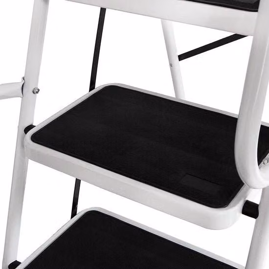 Scala a struttura a 4 gradini con piede antiscivolo pieghevole e maniglia