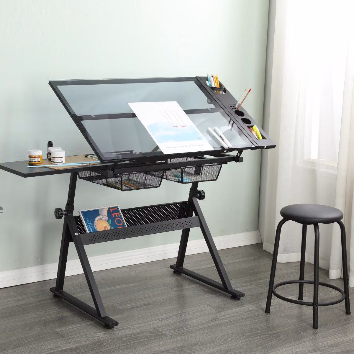 Tavolo da disegno regolabile con piano in vetro temperato e sedia nera, per l'ufficio e il lavoro da casa