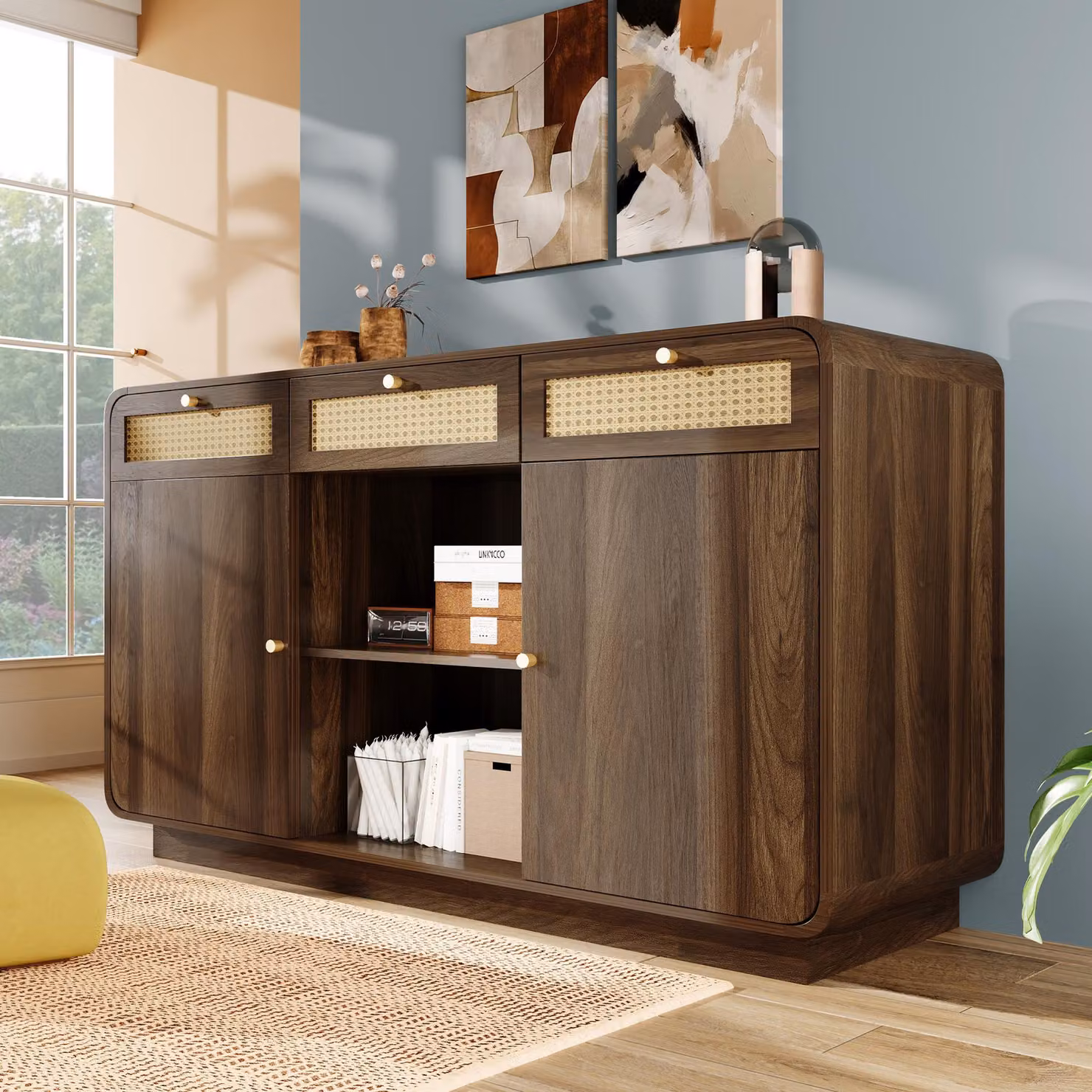 Credenza Merax 120cm in noce con ripiano a giorno, cassettiera con maniglie in rattan e oro, cassettiera con 3 cassetti e 2 armadietti
