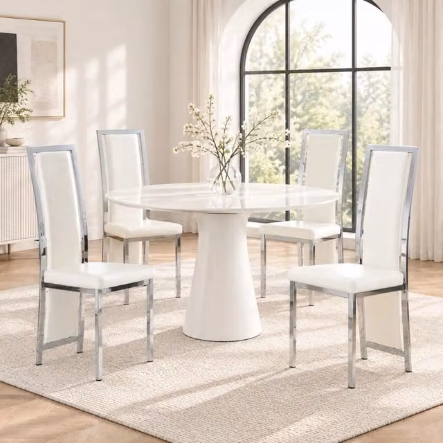 Set di 4 sedie da pranzo FOLYNA in similpelle bianca con struttura in metallo argentato e schienale alto imbottito