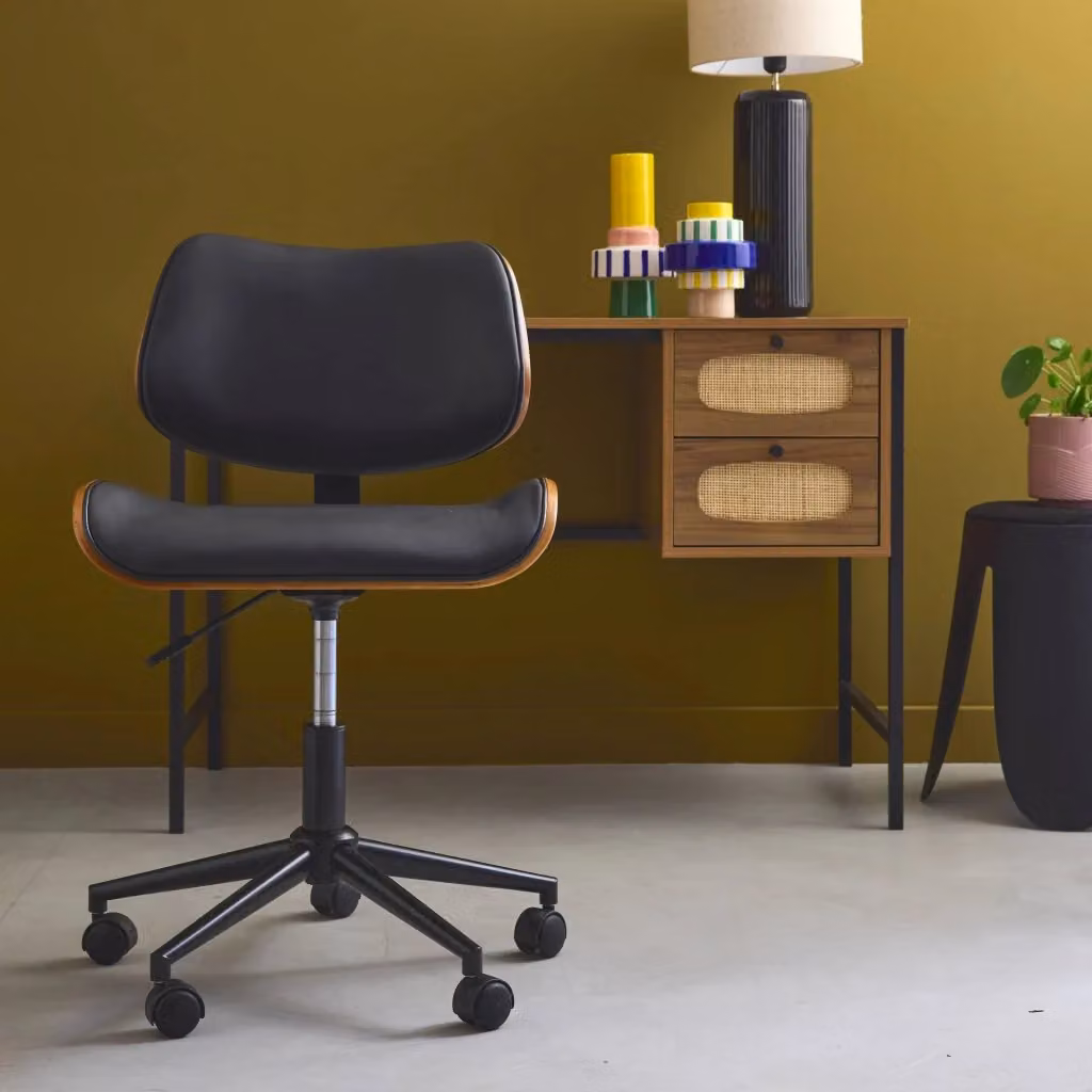 Sedia da ufficio moderna Sweeek in similpelle nera con struttura in legno e rotelle, regolabile in altezza – 2
