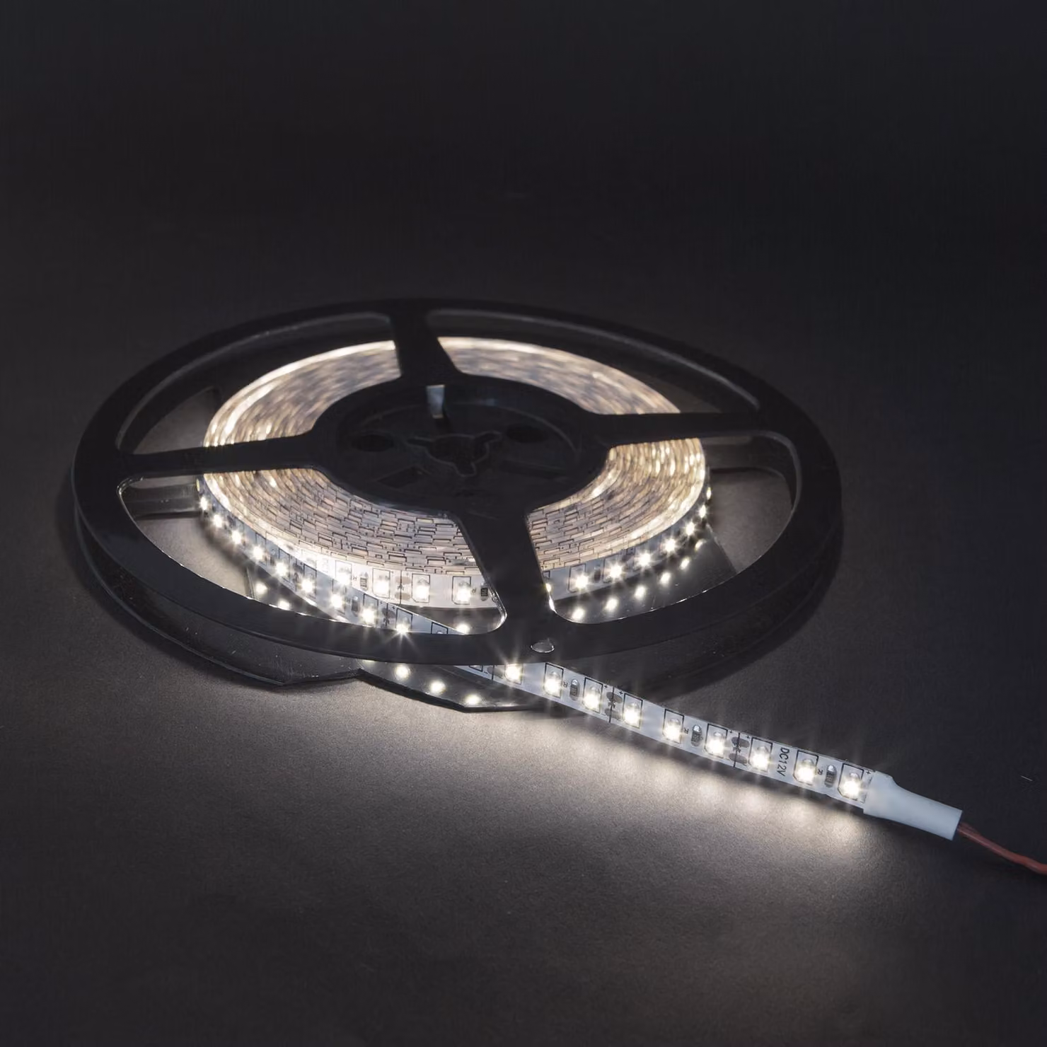 Striscia LED - 5 m - 120 LED/m - Bianco freddo 6000K - 210 lm/m - 5,2 W/m - IP20 - Autoadesiva [41007C]