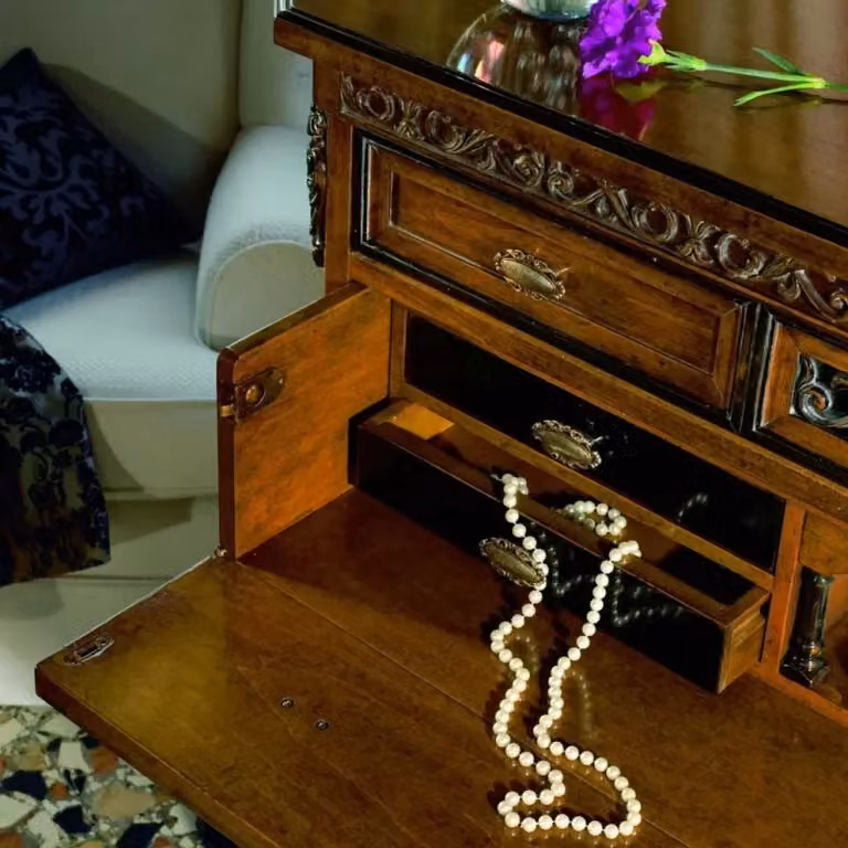 Cassettiera classica con 9 cassetti Mobili 2G in legno bicolore noce e nero L: 130 cm, P: 57 cm, H: 127 cm