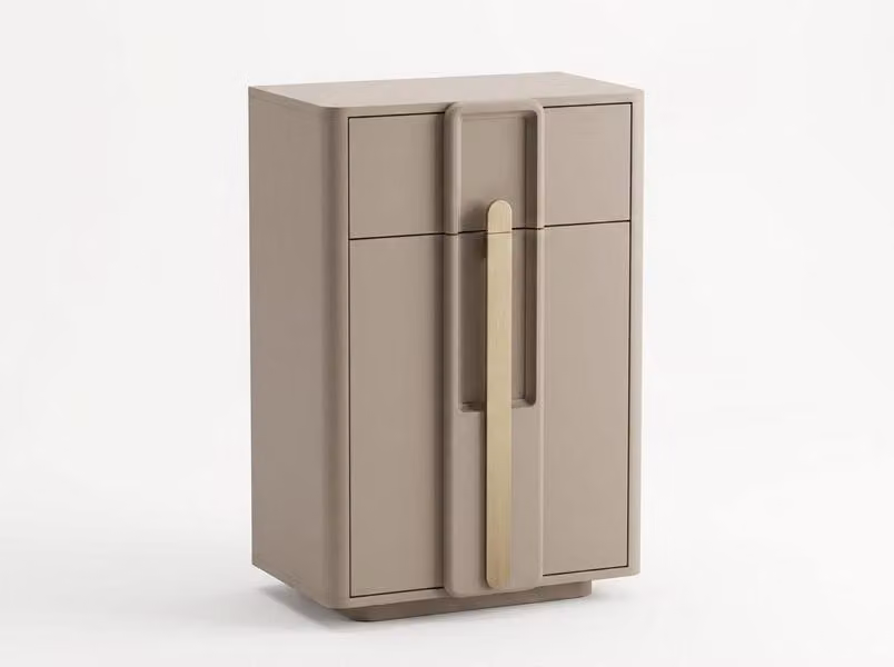 Comodino: comodo, spazioso, elegante. Cassetti color beige, design moderno