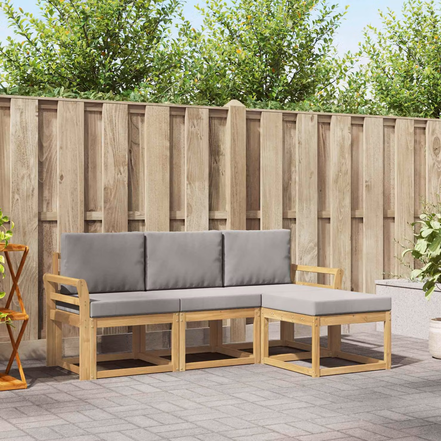 vidaXL Set di divani da esterno a L composto da 4 pezzi in legno di acacia con cuscini in poliestere bianco e grigio