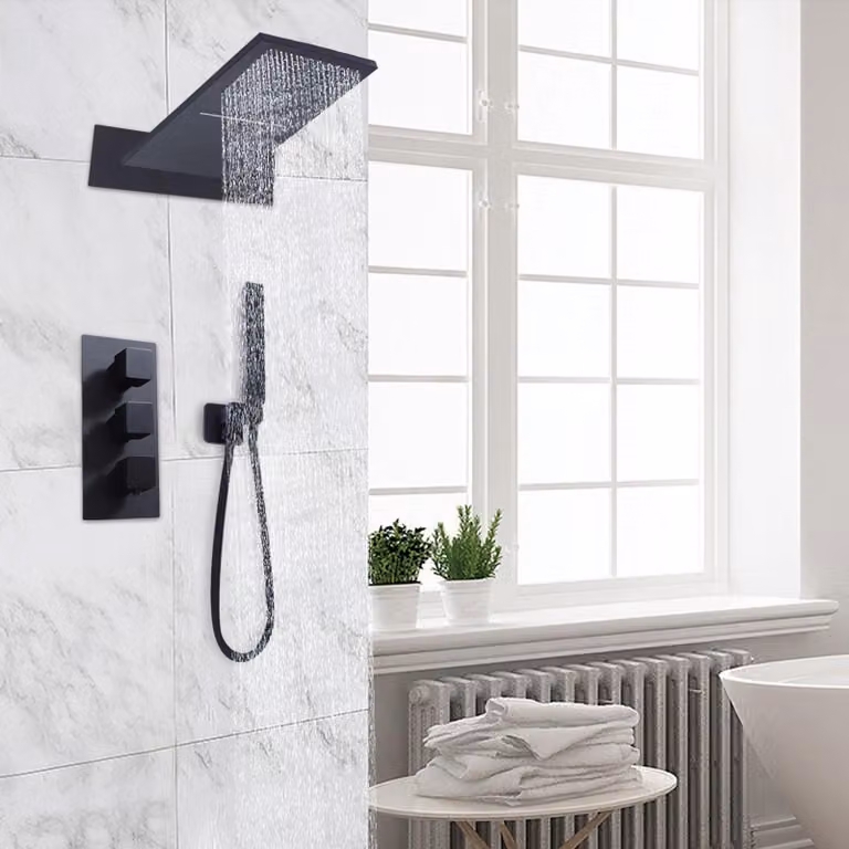 Rubinetto e set doccia da incasso neri - design moderno per l'installazione a parete in bagno