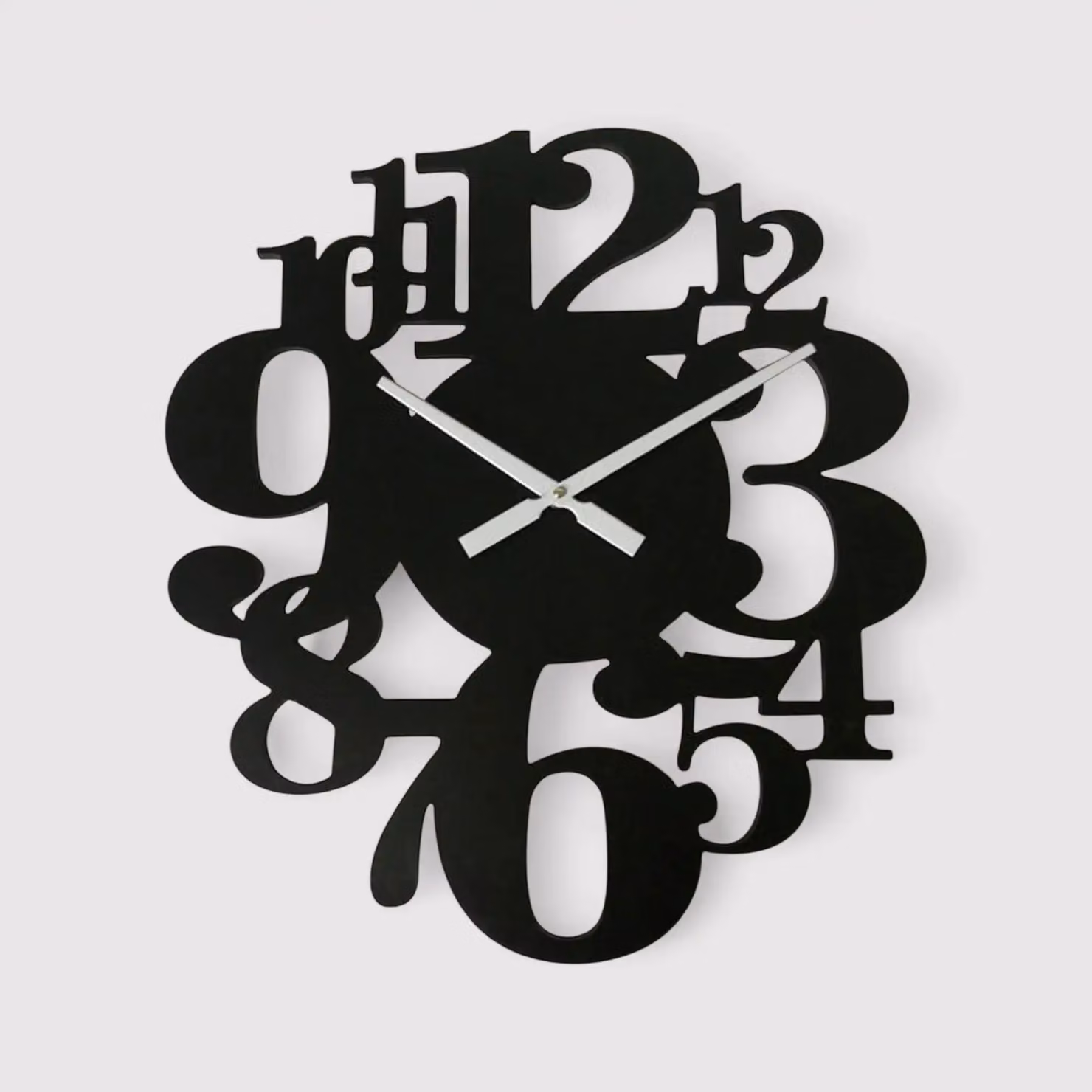 Scabiosa - Orologio da parete nero moderno con numeri sparsi