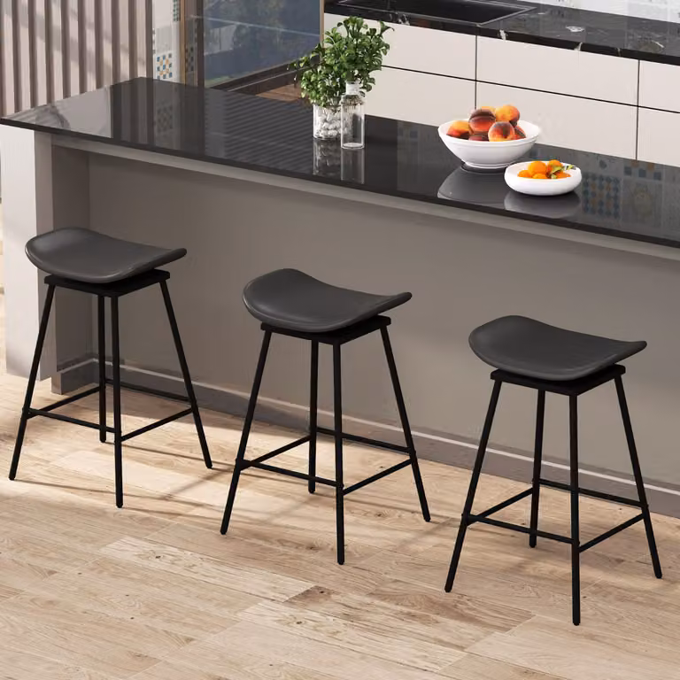 Set di 2 sgabelli da bar girevoli Costway con sedile a sella imbottito in ecopelle e poggiapiedi, sedie alte moderne per sala da pranzo, Nero