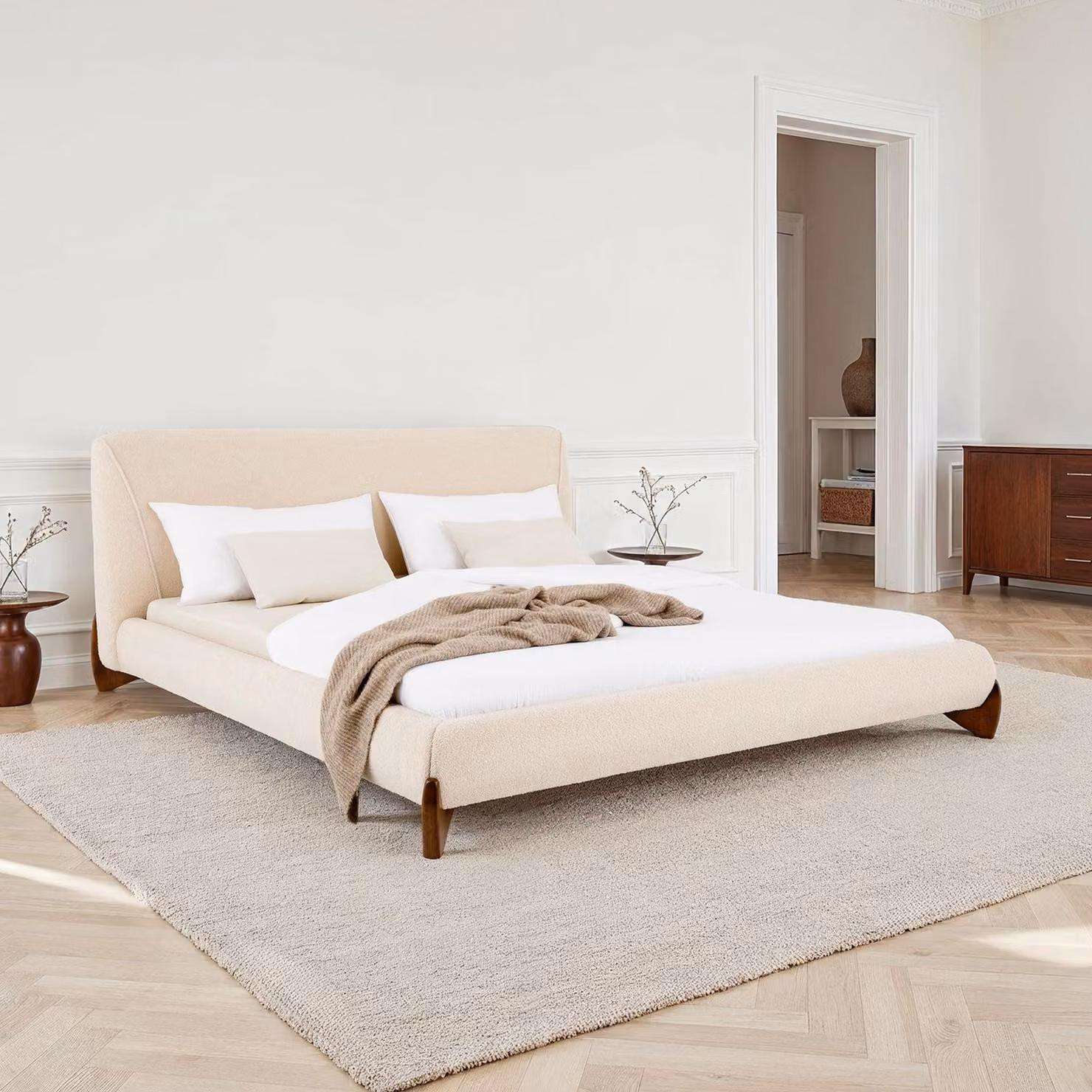 Letto imbottito PATERNA imbottito 180 x 200 cm, beige - letto matrimoniale moderno con robusta rete a doghe in legno, rivestimento in tessuto bouclé e gambe in legno design mid-century