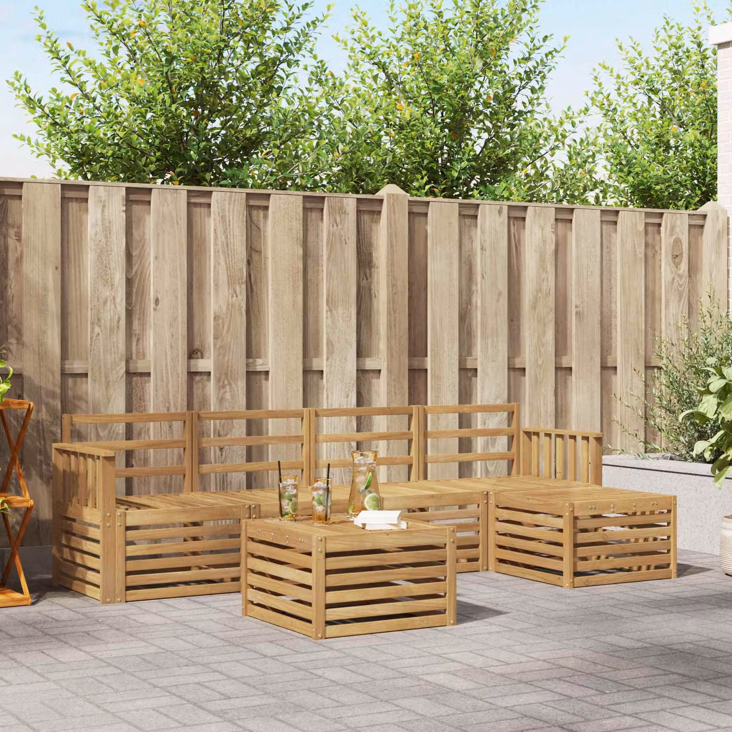 vidaXL Set di divani da esterno a forma di L composto da 6 pezzi in legno di acacia massello con cuscini bianchi e marroni