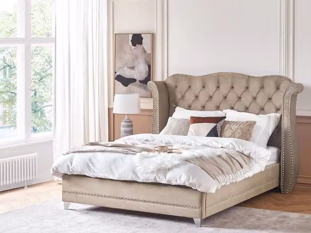 Letto Beliani in velluto beige con testiera alta decorata e struttura in legno di pino L/P/H: 180 x 200 cm – 1