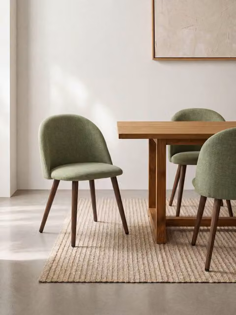 Sedia Brila Kenay Home rivestita in tessuto verde con gambe in legno noce