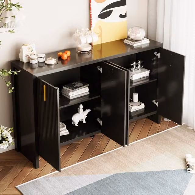 Credenza a quattro ante con ripiani regolabili in pannello di particelle nera per soggiorno con maniglie dorate