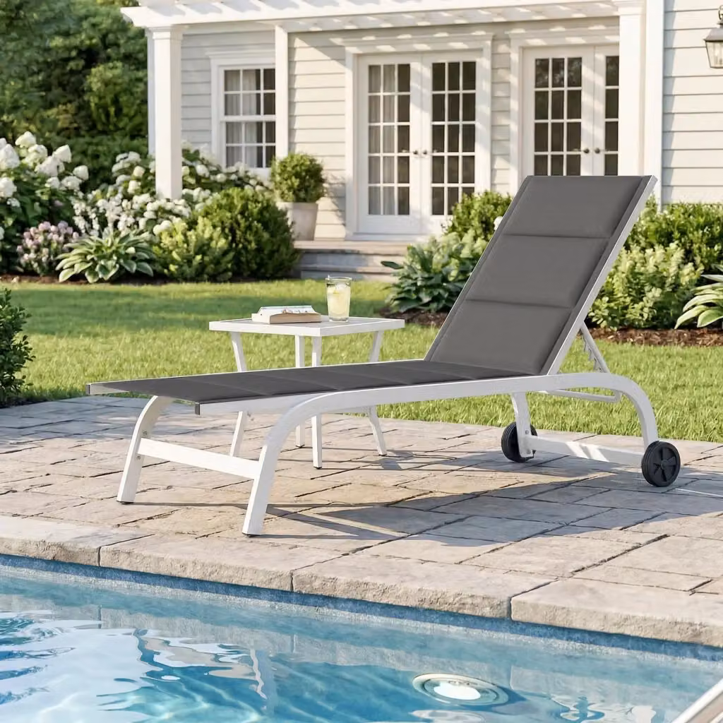 Lettino prendisole da giardino GIORDANOSHOP con telaio in alluminio verniciato e tessuto textilene, dotato di ruote e poggiatesta regolabile, L/P/H: 165 x 62 x 94 cm, colori grigio e bianco – 2