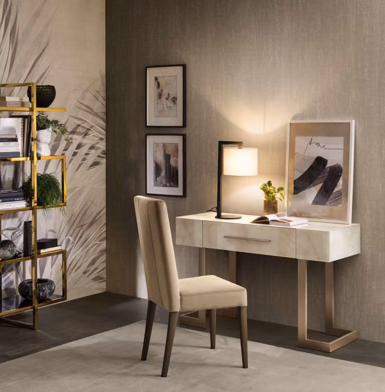 La scrivania con sedia in legno ha un aspetto elegante ed è facile da pulire.