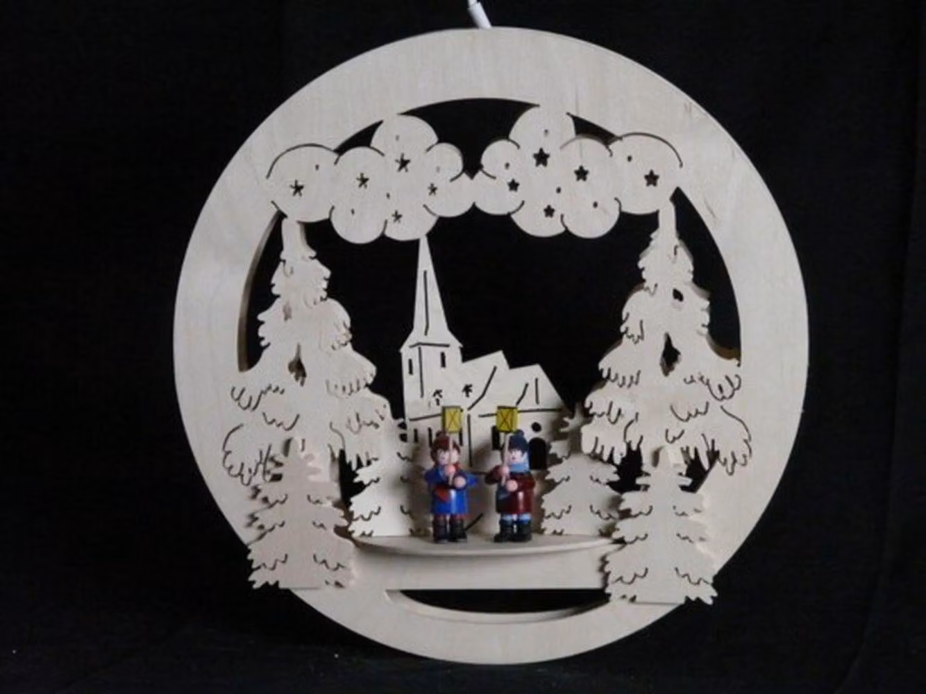 Pannello decorativo per finestre con motivi di bambini che portano lanterne, chiesa e illuminazione. Dimensioni: 32x32x4 cm. Nuovo