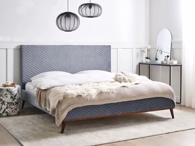 Letto Beliani con struttura imbottita in tessuto grigio e dettagli geometrici L/P/H: 180 x 200 x 121 cm