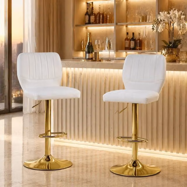 Sgabello da bar Mivray regolabile in altezza con schienale e poggiapiedi, girevole a 360°, similpelle bianca e dettagli oro, L/P/H: 45 x 52 x 93–114 cm
