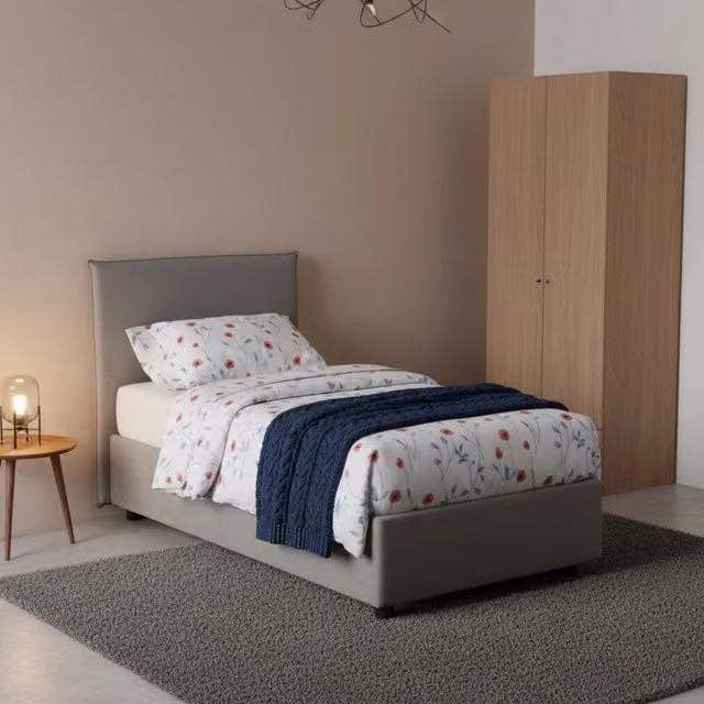 Letto singolo contenitore Astor di Talamo Italia con materasso incluso, rivestimento in tessuto grigio, apertura laterale – 1