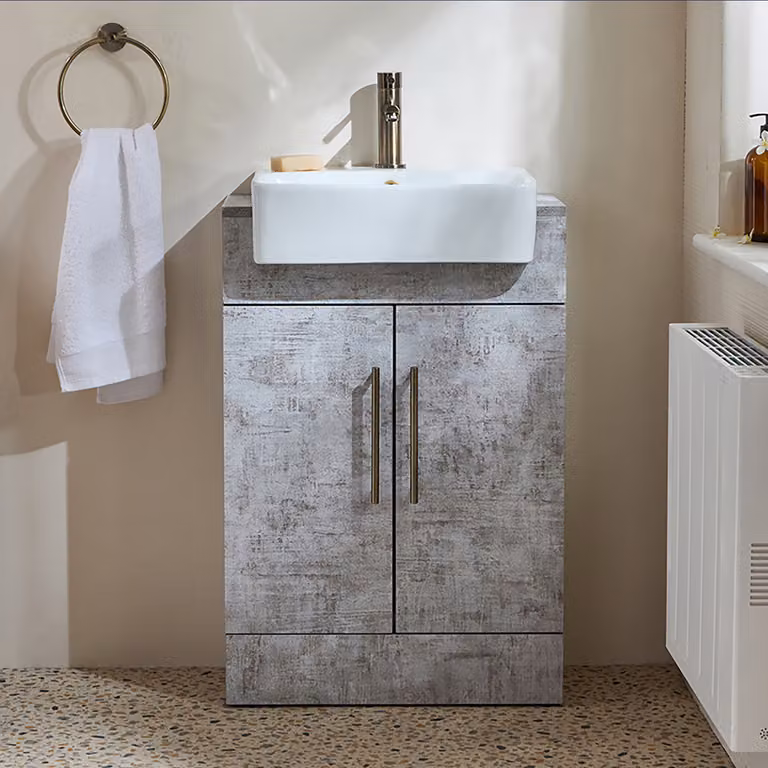 Mobile Bagno a Terra Grigio Cemento da 550mm con Lavabo e Maniglie con Barra a T in Ottone Spazzolato - Cluo