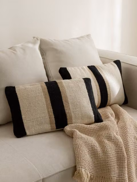 Set Pris-Obi Kenay Home composto da 2 cuscini neri in cotone e plaid beige a righe in stile moderno