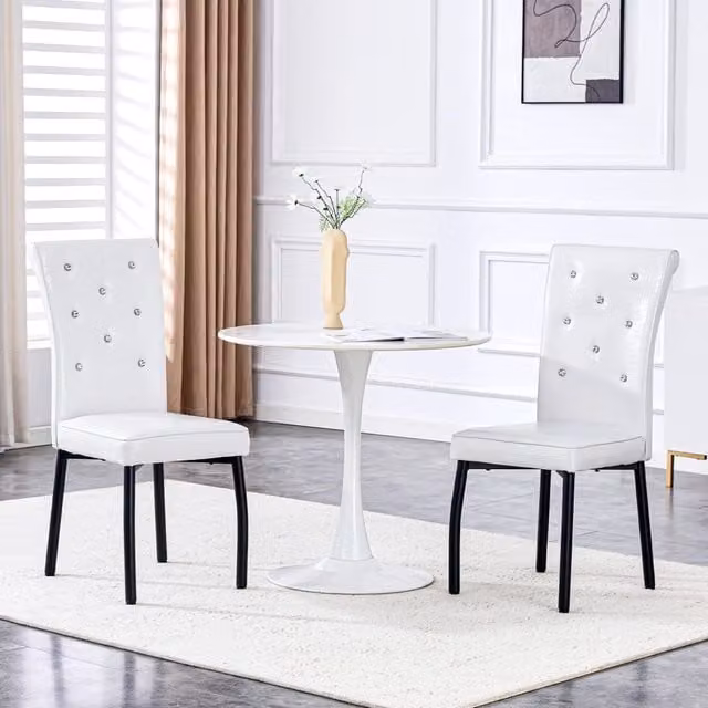 Sedia da pranzo OKWISH in ecopelle bianca e nera con dettagli effetto coccodrillo e bottone in cristallo e gambe in metallo