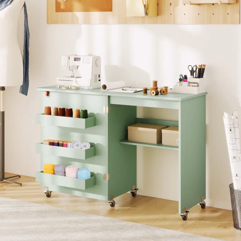 Tavolo da cucito pieghevole DESIGN IN con ripiano e contenitori, carrello per artigianato verde con stazione di ricarica – 2