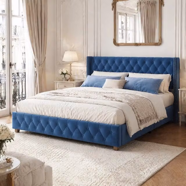 Letto imbottito 160x200 cm con testiera e doghe, rivestimento in velluto blu, gambe in legno